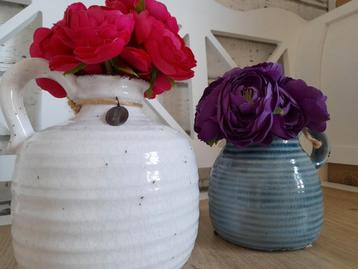 2 kruik vaasjes met kunstbloemen  beschikbaar voor biedingen