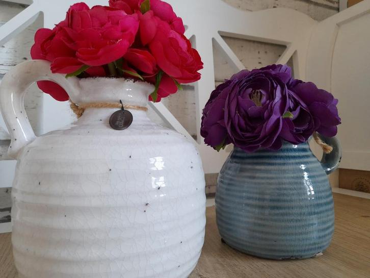 2 kruik vaasjes met kunstbloemen, Huis en Inrichting, Woonaccessoires | Vazen, Overige kleuren, Minder dan 50 cm, Aardewerk of Porselein