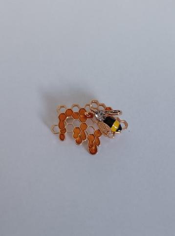 Bij in honingraten broche beschikbaar voor biedingen