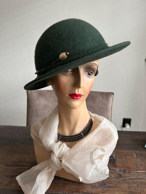 MOOI OUD GROEN HAARVILT HOEDJE INCL. OUDE HOEDENSPELD, Antiek en Kunst, Antiek | Kleding en Accessoires, Dames, Ophalen of Verzenden