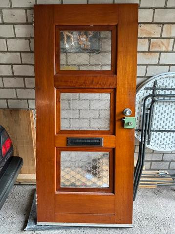 Zware houten voordeur met glas beschikbaar voor biedingen
