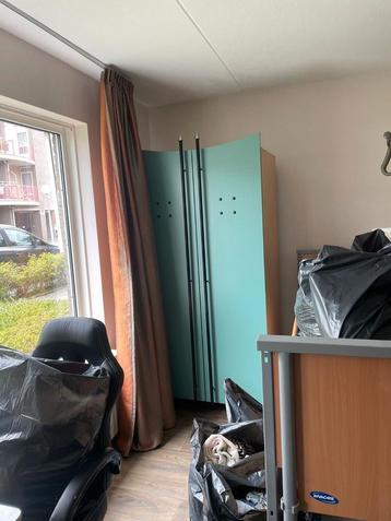 Kledingkast met deuren en hangruimte