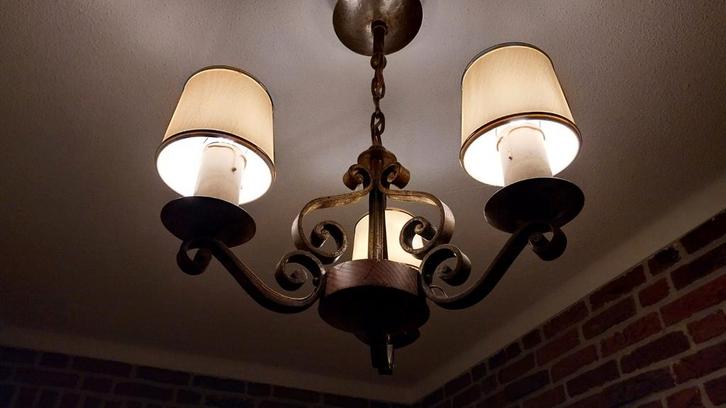 Nabij Zwolle: KROONLUCHTER, HANGLAMP, Huis en Inrichting, Lampen | Hanglampen, Minder dan 50 cm, Hout, Metaal, Ophalen