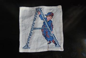 Brocante geborduurde letter A beschikbaar voor biedingen