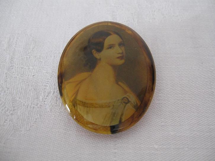 oude Broche ovaal portret medaillon vrouw goede staat, Sieraden, Tassen en Uiterlijk, Broches, Gebruikt, Overige materialen, Overige kleuren
