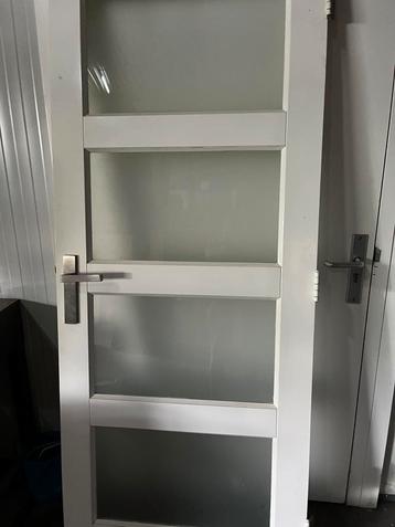 Binnen deur beschikbaar voor biedingen