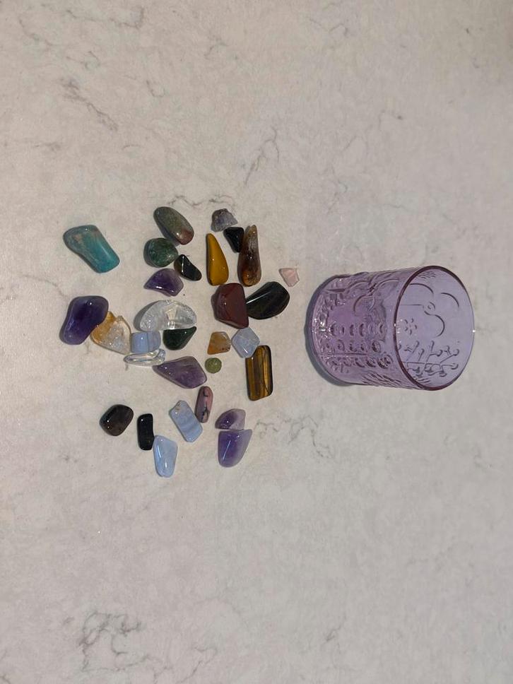 Diverse verzameling edelstenen en een paars glas, Sieraden, Tassen en Uiterlijk, Edelstenen, Gebruikt, Ophalen of Verzenden