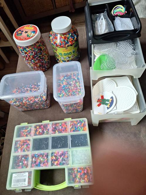 Zeer grote partij strijk kralen. Alles Netjes in bakken ., Hobby en Vrije tijd, Kralen en Sieraden maken, Zo goed als nieuw, Kraal