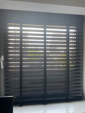 Houten jaloezie mat zwart 100 breed x max 130 cm hoogte beschikbaar voor biedingen