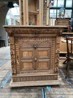 Landelijke Franse eiken eendeurskast met bewerkte deur, Ophalen