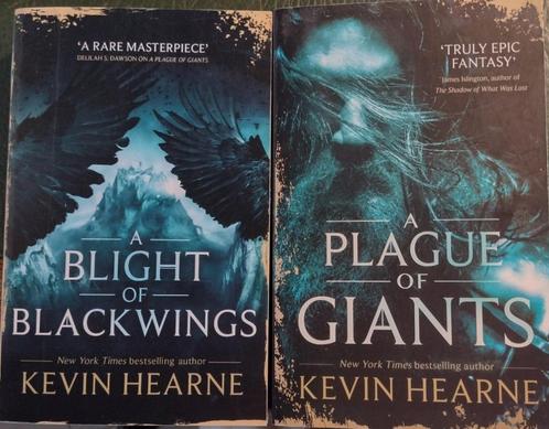 2x Kevin Hearne, Boeken, Fantasy, Zo goed als nieuw, Ophalen of Verzenden