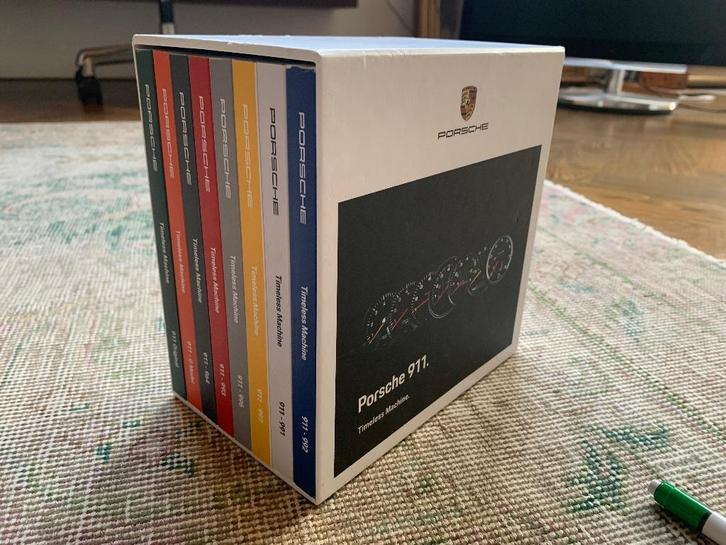 Nederlandse Porsche 911 992 Timeless Machine box met 6 boek, Boeken, Auto's | Folders en Tijdschriften, Zo goed als nieuw, Porsche
