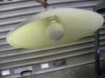 Hanglamp met messing krul en gele glazen schaal, Huis en Inrichting, Lampen | Hanglampen, Ophalen of Verzenden, 'T Olde Gre-j