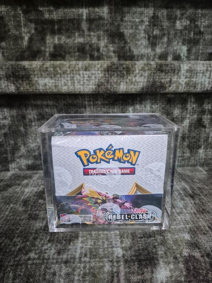Rebel Clash Booster Box incl. Acryl, Hobby en Vrije tijd, Verzamelkaartspellen | Pokémon, Zo goed als nieuw, Boosterbox, Foil