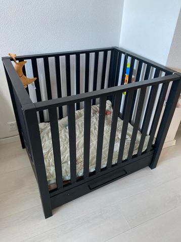 Mooie Zwarte box met Lade beschikbaar voor biedingen