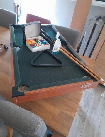 Gratis minipool tafel beschikbaar voor biedingen