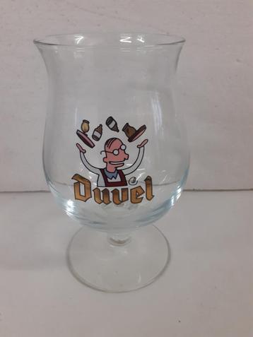 Mooi Duvel glas met jonglerende ober beschikbaar voor biedingen
