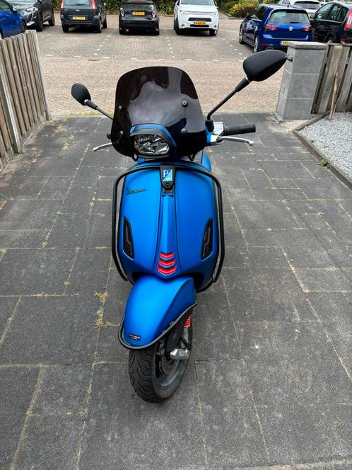 Blauwe vespa sprint 50 2022, Fietsen en Brommers, Scooters | Vespa, Zo goed als nieuw, Vespa S, Maximaal 45 km/u, Benzine, Ophalen