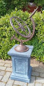 Gietijzeren zonnewijzer en fybre clay sokkel., Tuin en Terras, Zonnewijzers, Ophalen of Verzenden, Nieuw