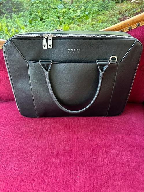 Stijlvolle GUESS Laptoptas – Zo goed als nieuw!, Computers en Software, Laptoptassen, Zo goed als nieuw, Aktetas, 15 inch, Ophalen of Verzenden