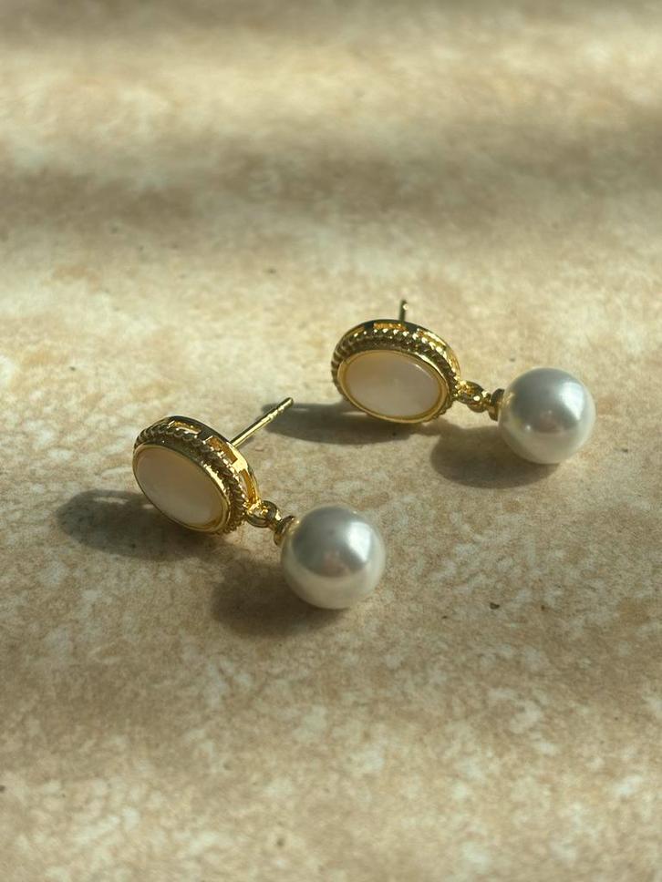 Oorbellen goud klassiek met witte steen en parel, Sieraden, Tassen en Uiterlijk, Oorbellen, Nieuw, Knopjes of Stekers, Overige materialen