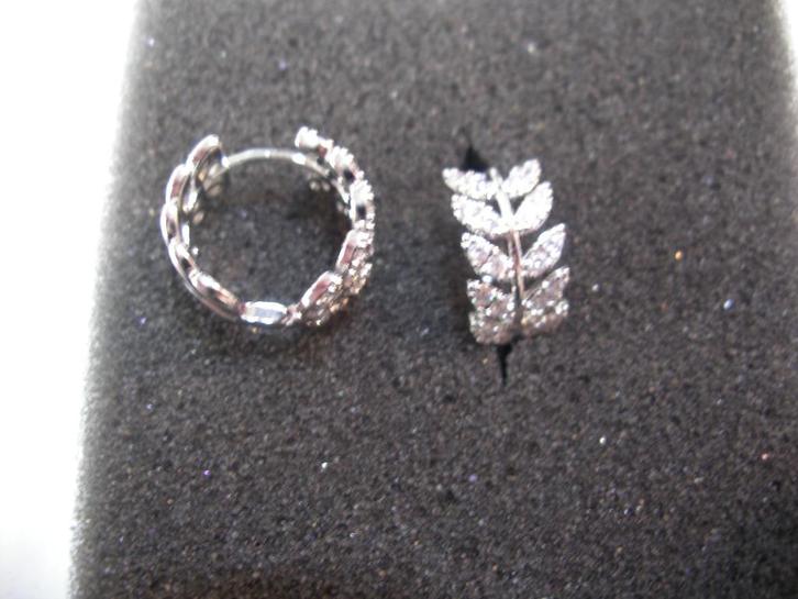 Een paar Wit Goud Vergulde Oorbellen met Zirkonia steentjes, Sieraden, Tassen en Uiterlijk, Antieke sieraden, Oorbellen, Goud