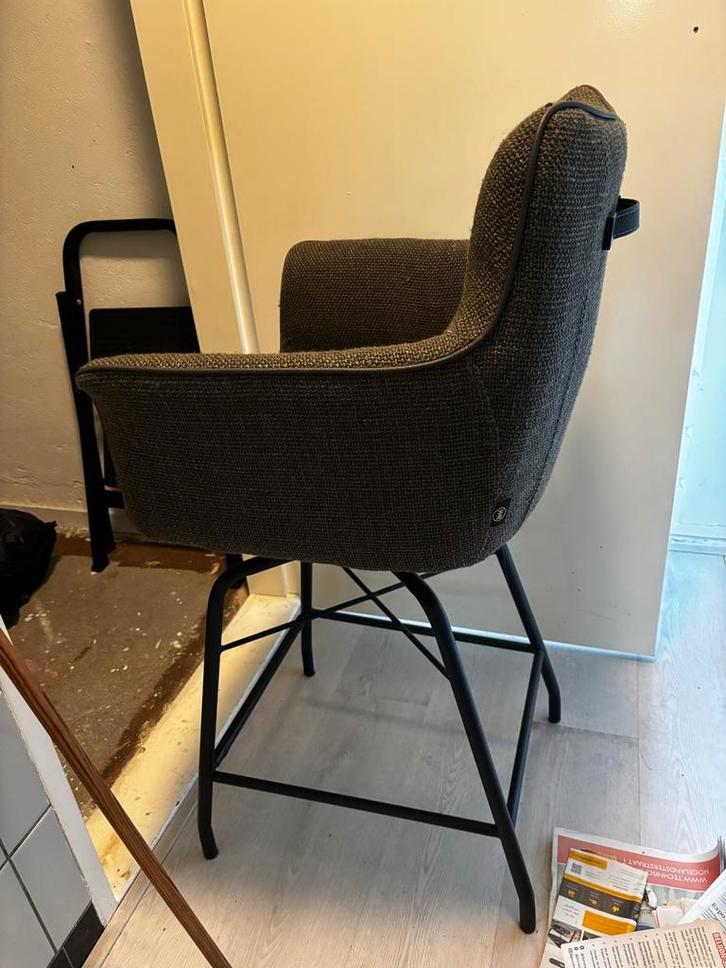 Mooie grijze barkruk met armleuning, Huis en Inrichting, Barkrukken, Gebruikt, 90 cm of meer, Metaal, 1 kruk, Met voetsteun, Ophalen