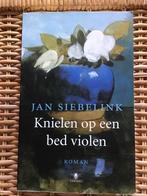 Kniellen op een bed violen - Jan Siebelink, Ophalen of Verzenden, Gelezen, Nederland