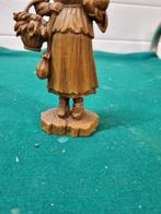 Beeld houtsnijwerk vrouw met eend vintage, Ophalen of Verzenden