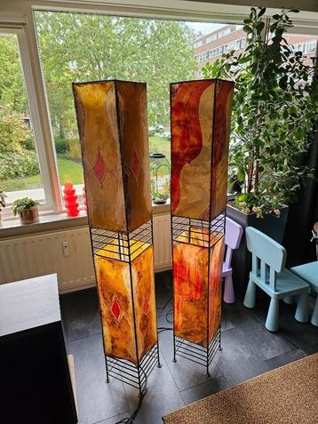 2 x staande kleurrijke lampen beschikbaar voor biedingen