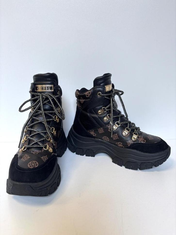 GUESS Bruin logos high veters boots Maat 38, Kleding | Dames, Schoenen, Zo goed als nieuw, Sneakers of Gympen, Bruin, Ophalen of Verzenden