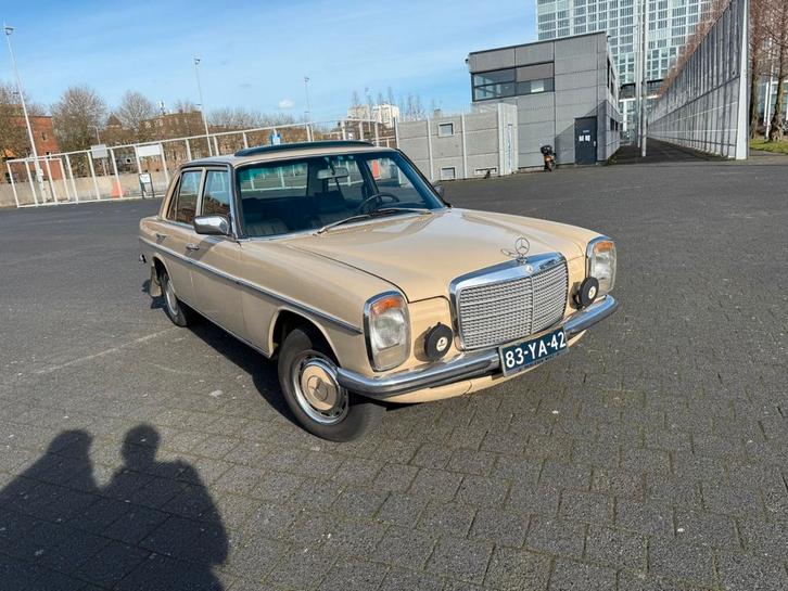 Mercedes-Benz 200-Serie 3.0 240 D 1975 Beige, Auto's, Mercedes-Benz, Particulier, 200-Serie, Diesel, Sedan, Handgeschakeld, Geïmporteerd