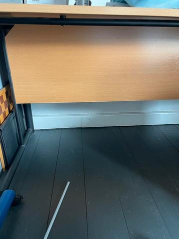 Bureau-werktafel beschikbaar voor biedingen