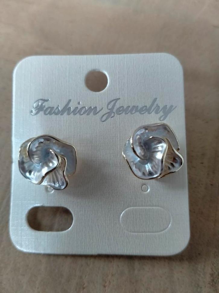 Oorbellen met gouden randje en wit parelmoer glans NIEUW!, Sieraden, Tassen en Uiterlijk, Oorbellen, Nieuw, Overige materialen