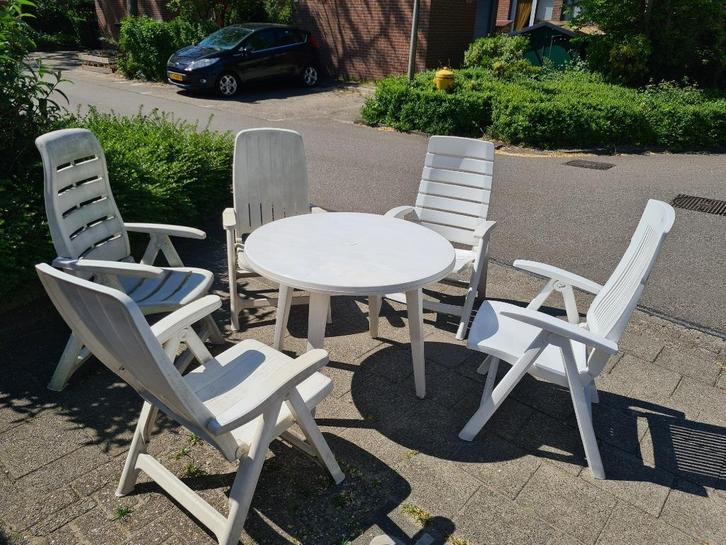 5 witte kunststof verstelbare inklapbare stoelen met tafel., Tuin en Terras, Tuinsets en Loungesets, Gebruikt, Tuinset, Kunststof