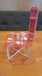 Barbie eettafel met klok en accessoires, Ophalen of Verzenden, Gebruikt, Poppenhuis