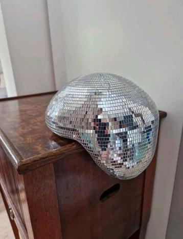 Smeltende discobal spiegelbal bol design beschikbaar voor biedingen