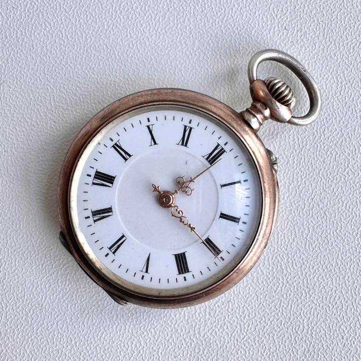 Kleine antieke gegraveerde zakhorloge 800 zilver, Sieraden, Tassen en Uiterlijk, Antieke sieraden, Overige typen, Zilver, Verguld