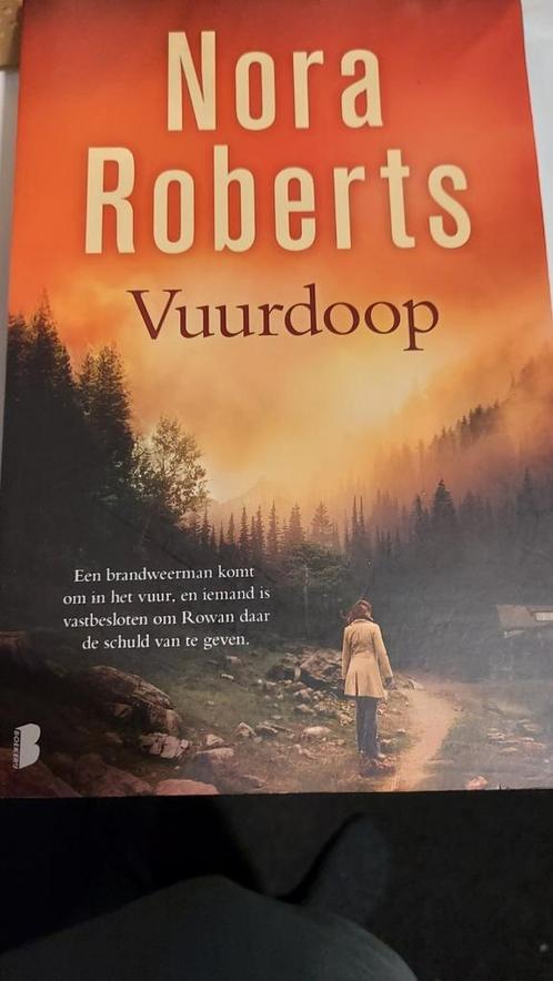Nora Roberts - Vuurdoop, Boeken, Thrillers, Zo goed als nieuw, Nederland, Ophalen of Verzenden