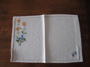 kleedje / placemat afm. 43 cm. X 30 cm. beschikbaar voor biedingen
