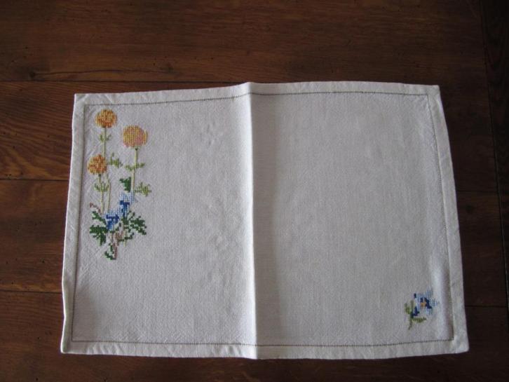 kleedje / placemat afm. 43 cm. X 30 cm., Antiek en Kunst, Antiek | Kleden en Textiel, Ophalen of Verzenden