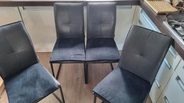 4 eetkamer stoelen gratis 