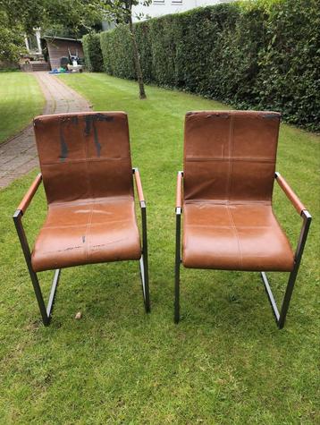 Set van 2 leren stoelen met metalen frame