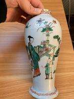 Antiek Chinees Vaasje met Handgeschilderde Figuren, Antiek en Kunst, Ophalen of Verzenden