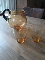 Amberkleurige kan en glazen, Ophalen