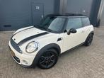 Mini Cooper 1.6 122 PK facelift Luxe uitvoering, Auto's, Voorwielaandrijving, Zwart, 4 cilinders, 4 stoelen