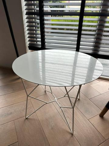 Wit rond opvouwbaar tafeltje beschikbaar voor biedingen