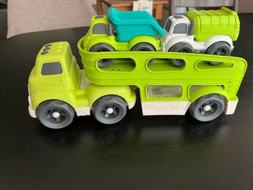 1 Grote en 2 kleine vrachtwagens groen beschikbaar voor biedingen