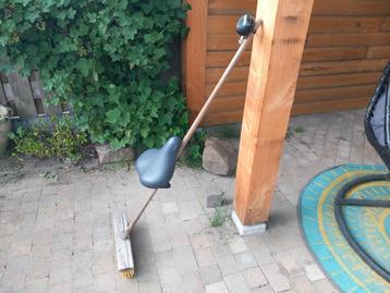 Vliegende bezemsteel met zadel en bel beschikbaar voor biedingen