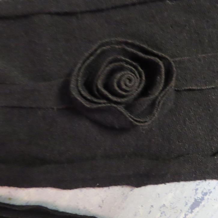 sjaal zwarte sjaal met 3 franje en een roos er op, Kleding | Dames, Mutsen, Sjaals en Handschoenen, Gedragen, Sjaal, Maat 38/40 (M)